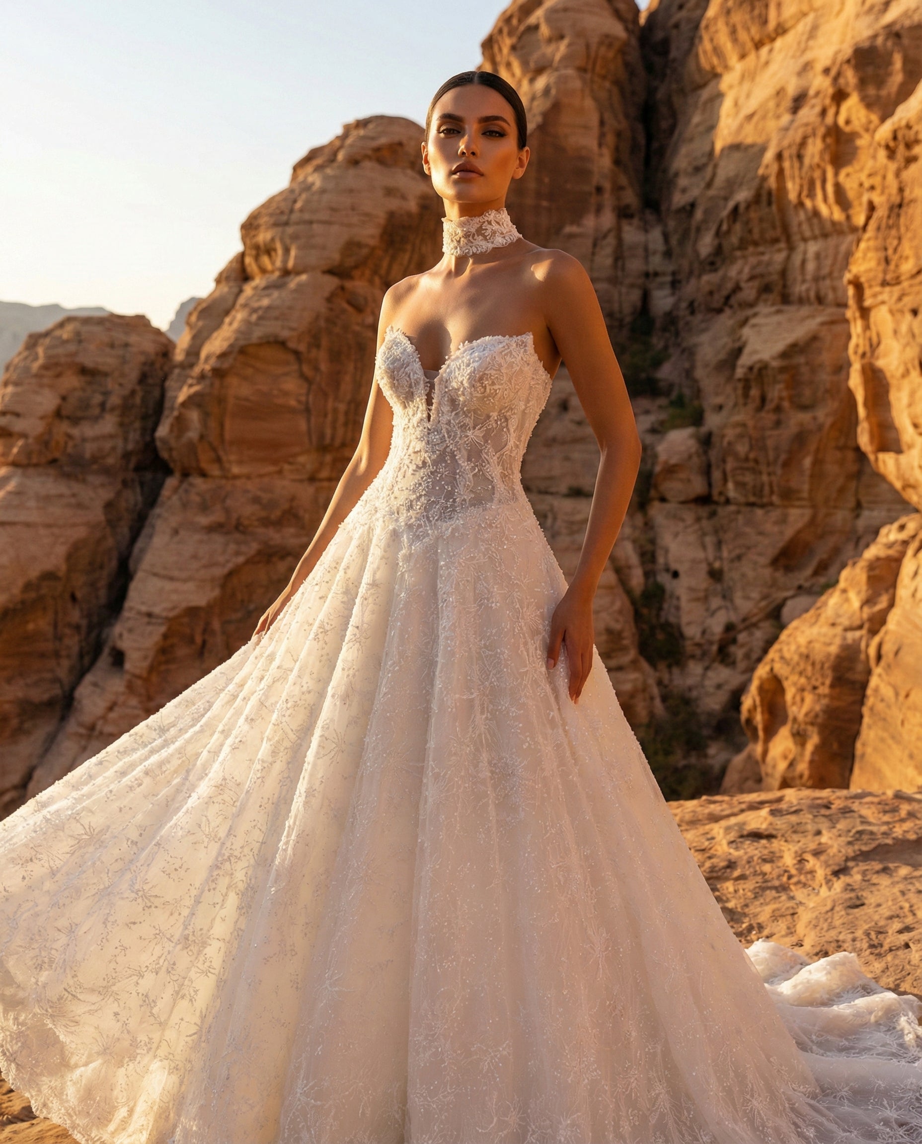 Abito da Sposa di Lusso Trasformabile in Pizzo con Mantellina di Perle e Maxi Strascico Cattedrale