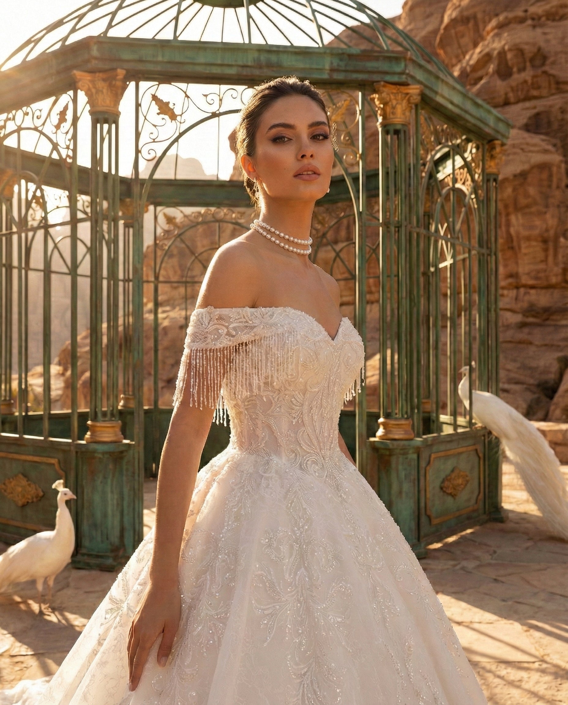 Abito da Sposa Modello Principessa in Tulle e Pizzo con Scollo Omerale e Frange Gioiello | LUIGI BRUNO -  Modello LBS439