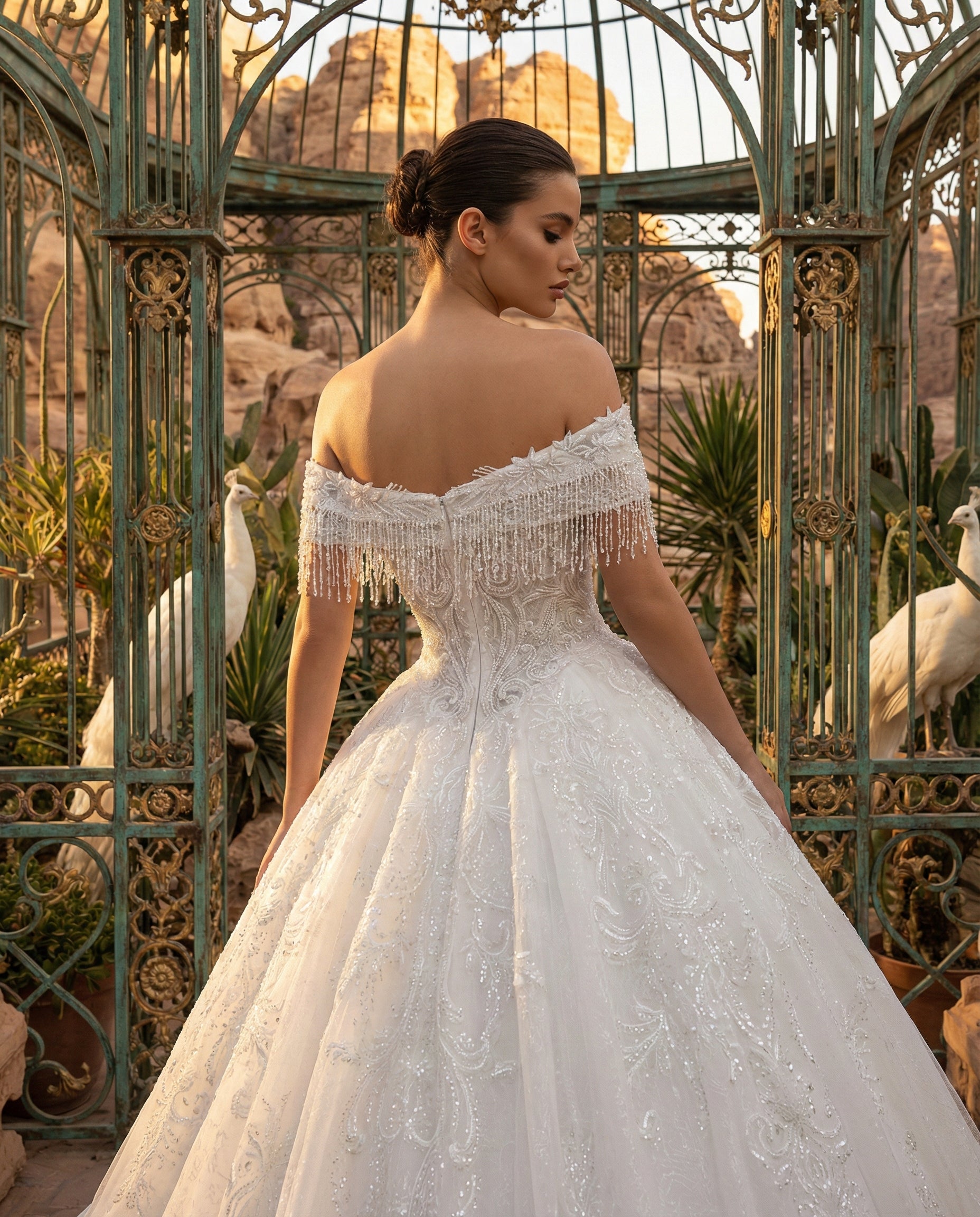 Abito da Sposa Modello Principessa in Tulle e Pizzo con Scollo Omerale e Frange Gioiello | LUIGI BRUNO -  Modello LBS439
