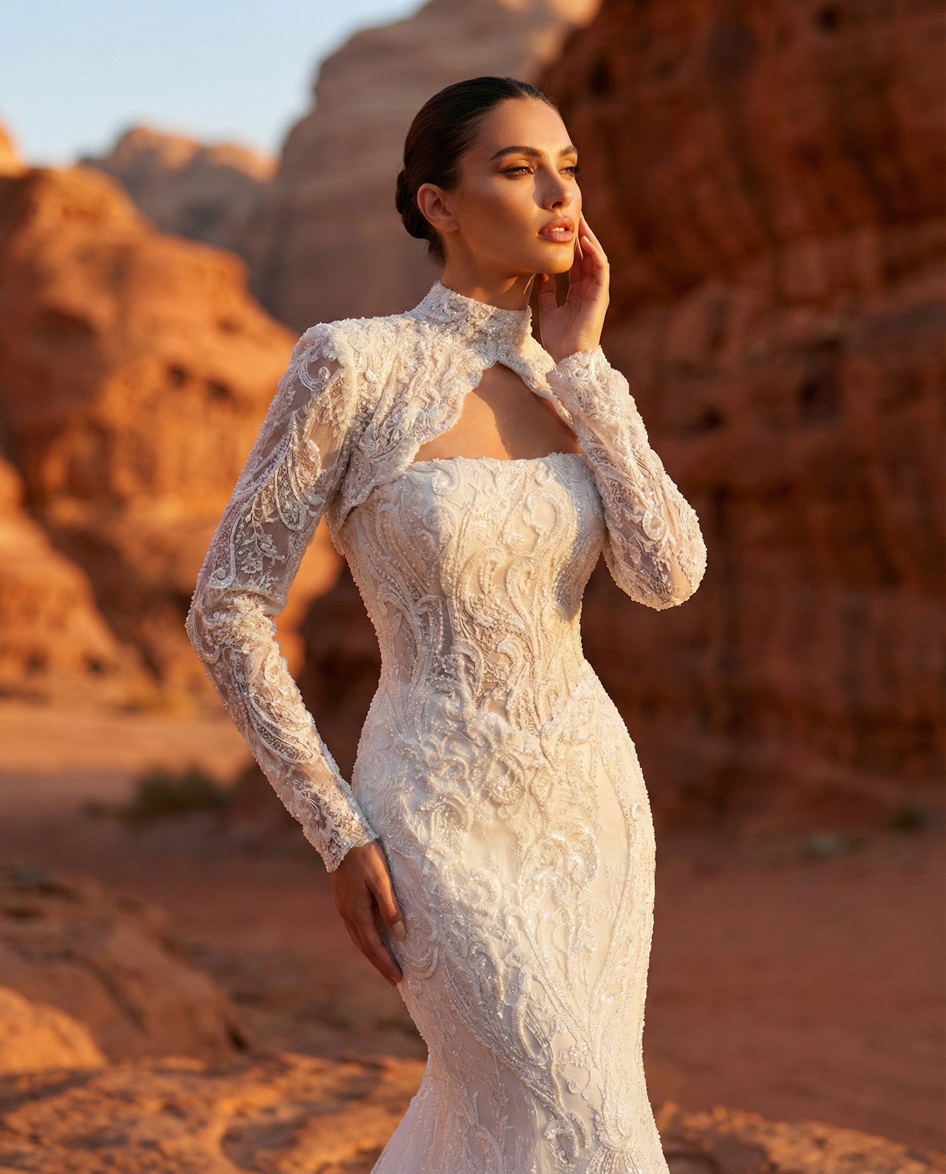 Abito da Sposa a Sirena in Pizzo con Maniche Lunghe e Dettaglio Cut-Out | LUIGI BRUNO - Modello LBS 440